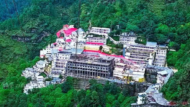 वैष्णो देवी यात्रा के दौरान बारिश और भूस्खलन का खतरा, सुरक्षित सफर के लिए रखें इन 5 बातों का ख्याल