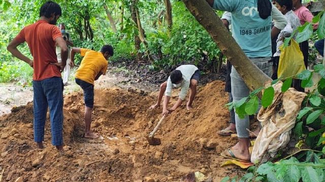 उन्नाव में हाई कोर्ट के निर्देश पर कब्र से निकलवाया शव, संदिग्ध हालत में हुई थी युवक की मौत
