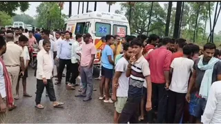 हादसे के बाद घटनास्थल पर लगी भीड़।
