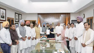पंजाब के गवर्नर गुलाब चंद कटारिया को ज्ञापन सौपते हुए भाजपा प्रदेश अध्यक्ष केवल ढिल्लों व अन्य।