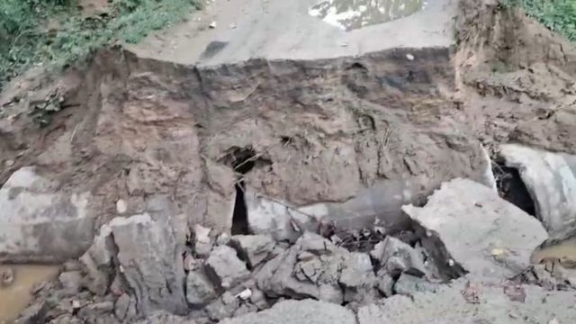 बिहार में बारिश से पश्चिम चंपारण के दोन क्षेत्र की मुख्य सड़क ध्वस्त, 18 गांवों का संपर्क टूटा
