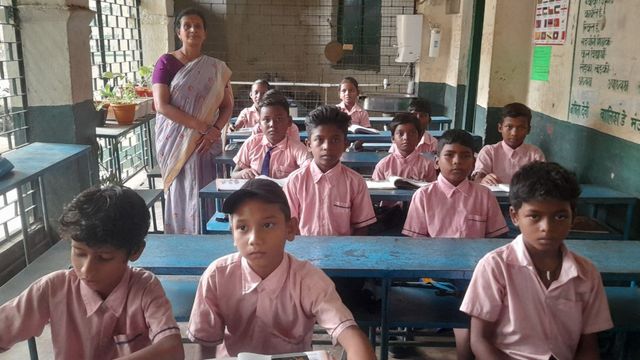 बोकारो में बदहाल स्कूल: बरामदे में बैठकर पढ़ने को मजबूर बच्चे, जर्जर भवन और टपकती छत के साये में मिल रही शिक्षा

