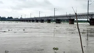 उफान पर बहता गंगा का पानी। जागरण