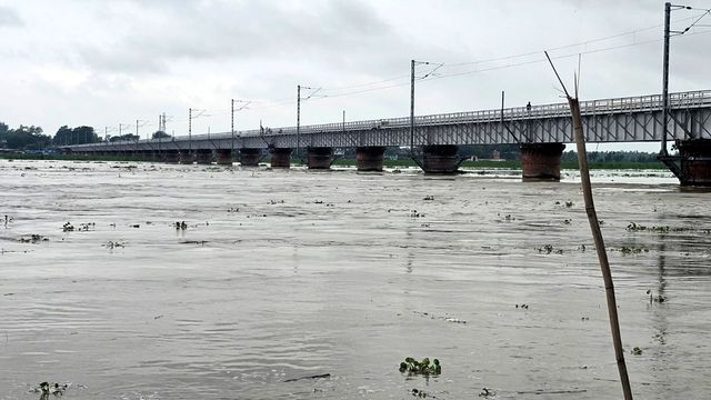 पहाड़ों में बारिश से उफनी गंगा: डूबने लगे खेत, संभल के इन 42 गांवों के 80 हजार लोगों की बढ़ी धड़कनें

