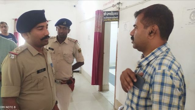 मुजफ्फरपुर में ₹2.75 करोड़ गबन मामले में फारबिसगंज EO फरार, पुलिस ने दी कुर्की की चेतावनी
