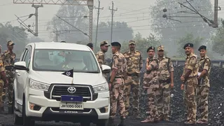 लोयाबाद थाना क्षेत्र के ही एसबीसी रेलवे साइडिंग का निरीक्षण करेत सीआइएसएफ डीआइजी राजीव मिश्रा। (फोटो जागरण)