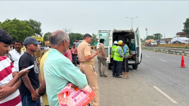 चंदौली में अज्ञात वाहन की टक्कर से बाइक सवार महिला की मौत, पति की हालत गंभीर
