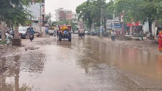 एनएच 120 का हिस्सा डुमरांव के स्टेशन रोड का हाल। जागरण