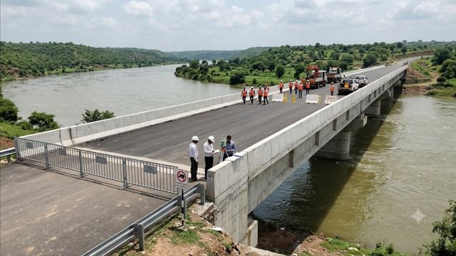 इटावा में चंबल पुल के मरम्मत का काम पूरा, जांच के बाद चल सकेंगे बड़े वाहन