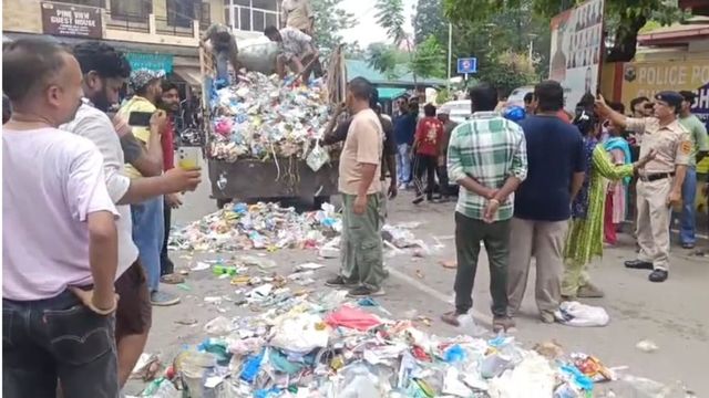 हिमाचल में सफाई कर्मियों का हंगामा, नाहन पुलिस चौकी के बाहर सड़क पर फेंक दिया कचरा