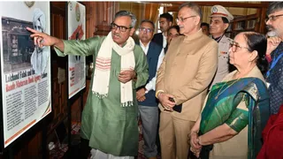 शिमला में प्रदर्शनी का अवलोकन करते हिमाचल प्रदेश के राज्यपाल कविन्द्र गुप्ता व अन्य।