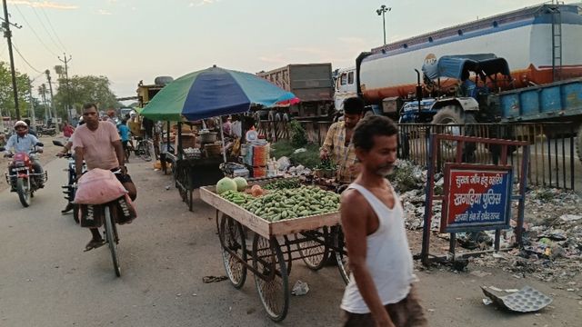 खगड़ियां में अतिक्रमण पर कार्रवाई बेअसर: 5वीं बार चला बुलडोजर, फिर भी सड़क पर लगी दुकानें
