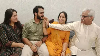 अवार्ड मिलने पर सीईक्यूयू के संस्थापक कुमार सत्यम को मिठाई खिलाते स्वजन। जागरण