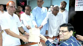 आईवीपी से भाजपा में आए हेमचंद गोयल स्थायी समिति के सदस्य पद के लिए नामाकंन करते हुए। फोटो: जागरण