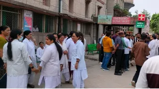 महिला स्टाफ के साथ हुई बदतमीजी पर कार्रवाई न होने पर जिला एमएमजी हॉस्पिटल में डॉक्टर और स्टाफ हड़ताल पर। फोटो: जागरण