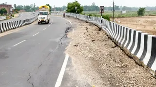 प्रयागराज के शृंगवेरपुर धाम क्षेत्र में क्षतिग्रस्त प्रयागराज-लखनऊ हाईवे बाईपास से गुजरते वाहन। जागरण