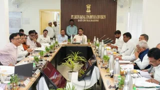 डीडीयू मंडल संसदीय समिति की बैठक में उपस्थित सांसद व अधिकारी।