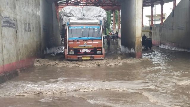 रुड़की: झबरेड़ा रेलवे अंडरपास बना मुसीबत, जलभराव से जनजीवन अस्त-व्यस्त

