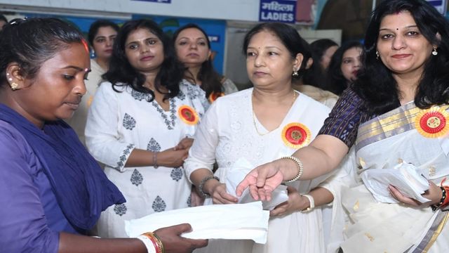 धनबाद स्टेशन पर महिलाओं के लिए सेनेटरी नैपकिन वेंडिंग मशीन का शुभारंभ, मुफ्त वितरण