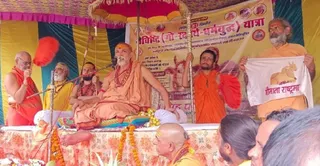 बीघापुर के संदोही देवी मंदिर परिसर में प्रवचन देते स्वामी अविमुकेश्वरानंद सरस्वती। जागरण