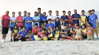 नदी किनारे रेत पर अभ्यास करने पहुंचीं सिठी की बेटियां। सौ. प्रशिक्षक