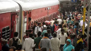 ट्रेनों में भीड़। फाइल फोटो