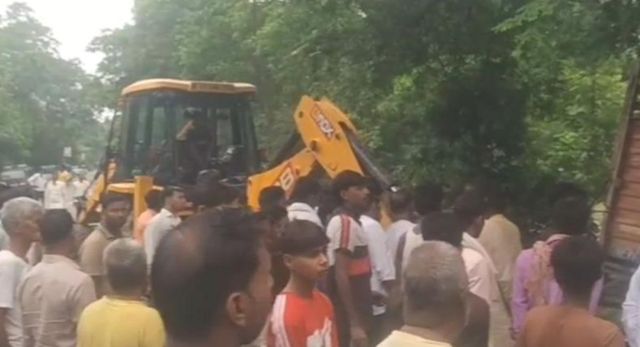 सीतापुर में अनियंत्रित होकर डीसीएम पेड़ से टकराई, चालक की मौत; अन्य मार्ग दुर्घटनाओं में तीन घायल

