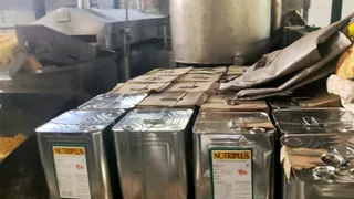 बरेली में परसाखेड़ा स्थित फैक्ट्री से सीज किए गए डिब्बे।