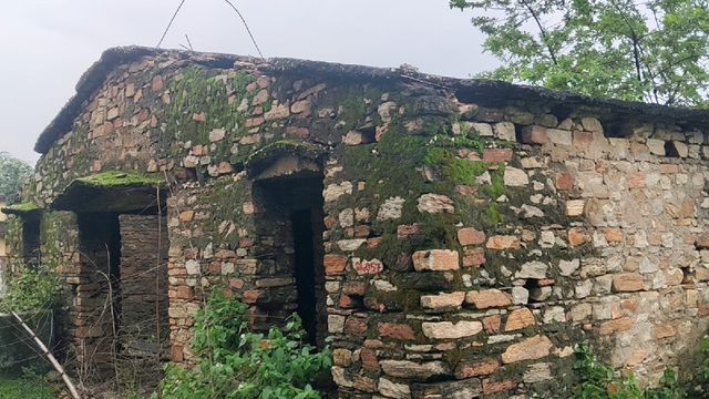 सरायकेला में हादसों को न्योता दे रहा रघुनाथपुर आंगनबाड़ी केंद्र का जर्जर भवन, बच्चों की सुरक्षा राम भरोसे
