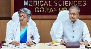 मीडिया से बात करते एम्स के अध्यक्ष डा. प्रो.हेमंत कुमार तथा निदेशक डॉ विभा दत्ता। जागरण
