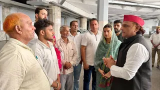 मेरठ के स्वजन से मुलाकात के दौरान सपा प्रमुख अखिलेश व सांसद इकरा।