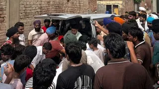 शव के गांव में पहुंचने के बाद एकत्रित पारिवारिक सदस्य।