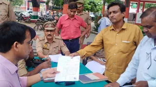 समाधान दिवस में पहुंचे शिकायतकर्ताओं ने सुनाई व्यथा।