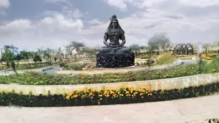 बरेली में महादेव और आदियोगी की भव्य मूर्तियां।