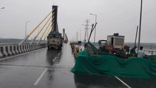 पुल पर चल रहा काम। जागरण