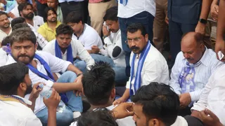 सिवाया टोल प्लाजा के पास एनएच बीच सड़क पर पींड़ित परिवार के पुलिस द्वारा घरघर न जाने देने के विरोध मे धरना सभा करते सांसद चंद्रशेखर