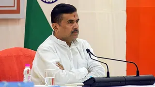 आयुष्मान भारत से वंचित लोगों को मिलेगा मुख्यमंत्री स्वास्थ्य बीमा योजना का लाभ : शुभेंदु (फोटो- पीटीआई)