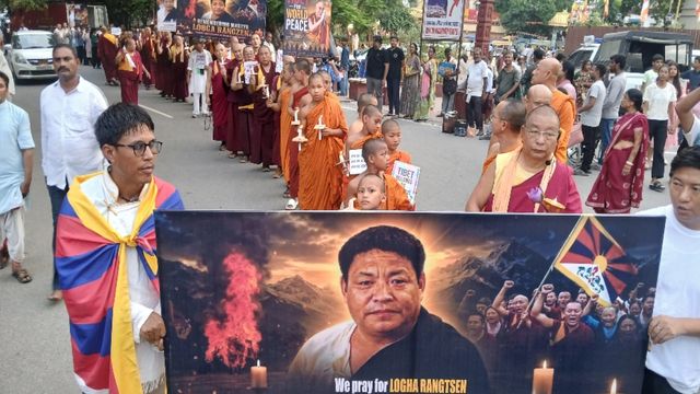 न्यूयॉर्क में लगी आग की लपटें बोधगया तक पहुंचीं,, आखिर क्यों निकला कैंडल मार्च?