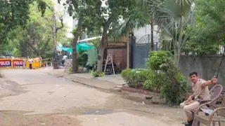 सुशांत लोक फेस एक में वारदात के बाद कारोबारी के घर के बाहर तैनात पुलिस। जागरण