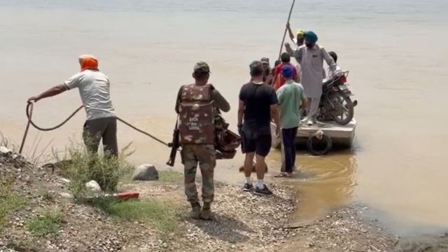 गुरदासपुर में रावी दरिया का अस्थायी पुल हटने से बढ़ी मुसीबत, पलटी यात्रियों से भरी नाव; कम पानी से टला हादसा