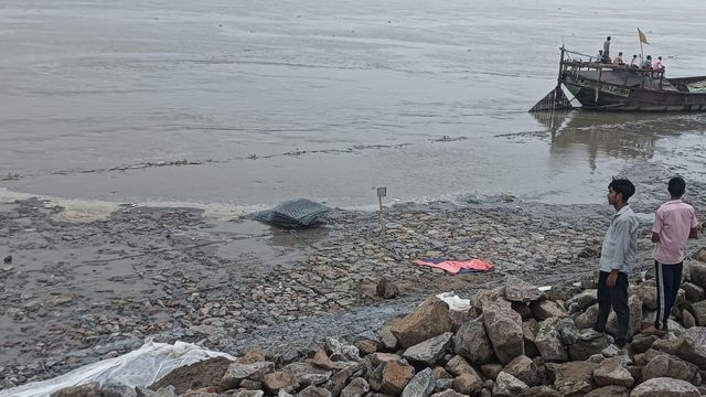 65 करोड़ का रिंग बांध पहली परीक्षा में ही लड़खड़ाया, बिहार में गंगा के बढ़ते जलस्तर से टूटा सुरक्षा कवच
