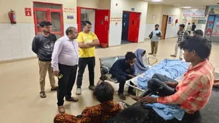 बिरहोर महिला का शव सड़क न होने से खटिया पर गांव पहुंचा। जागरण