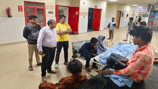 हजारीबाग की दर्दनाक तस्वीर! सड़क नहीं होने से खटिया पर ले जाना पड़ा बिरहोर महिला का शव; सिस्टम पर उठे सवाल

