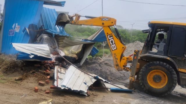 यमुना एक्सप्रेसवे की ग्रीन बेल्ट से हटाया अतिक्रमण, प्राधिकरण के बुलडोजर एक्शन से मचा हड़कंप

