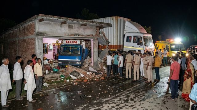 जौनपुर में अनियंत्रित ट्रेलर की टक्कर से घर में घुसा डीसीएम, किशोर की मौत; दो घायल
