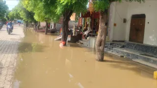 लोनी में सड़क पर नाले का पानी। जागरण