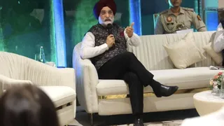 कुतुब गोल्फ कोर्स परिसर में विकसित दिल्ली को लेकर को लेकर आयोजित संवाद कार्यक्रम को संबोधित करते उपराज्यपाल तरनजीत सिंह संधू। सौ- राजनिवास