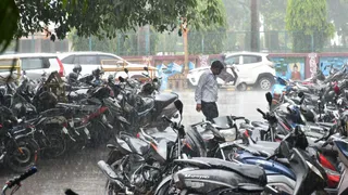शाम को अचानक हुई बरसात के दौरान जिला मुख्यालय पर भींगते नजर आया युवक। जागरण