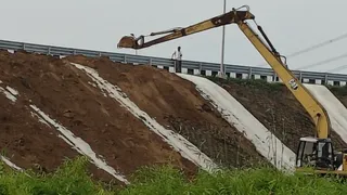 दिल्ली देहरादून ग्रीन कॉरिडोर पर मिट्टी डालती क्रेन। जागरण