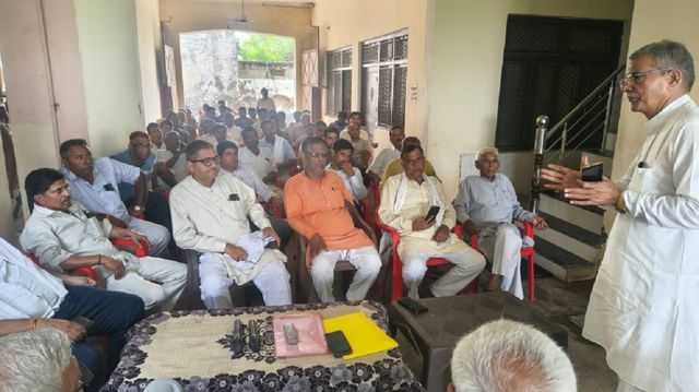 प्रशासन से वार्ता के बाद किसानों ने की पंचायत, जमीन का चार गुणा रेट लेने पर अड़े किसान
